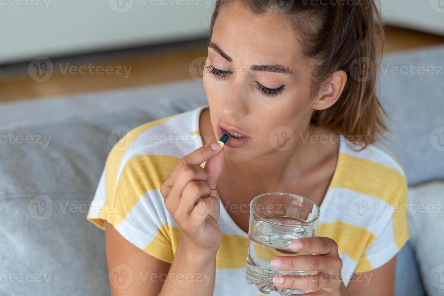 Frau nimmt Medikamente mit Glas von Wasser. Täglich Norm von Vitamine, Wirksam Drogen, modern Apotheke zum Körper und mental Gesundheit Konzept foto