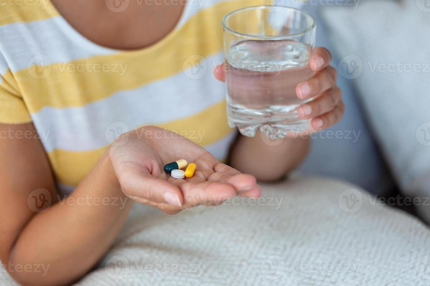 Frau nimmt Medikamente mit Glas von Wasser. Täglich Norm von Vitamine, Wirksam Drogen, modern Apotheke zum Körper und mental Gesundheit Konzept foto