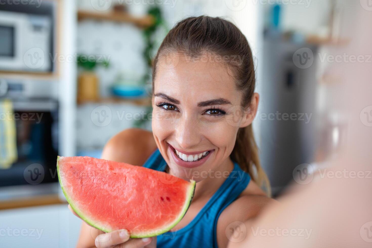 ein jung Frau ist gesehen im ihr Küche, glücklich genießen ein Scheibe von saftig Wassermelone. ihr Ausdruck spiegelt rein Vergnügen wie sie nimmt jeder beissen, verkörpern das einfach Vergnügen von das Moment. foto