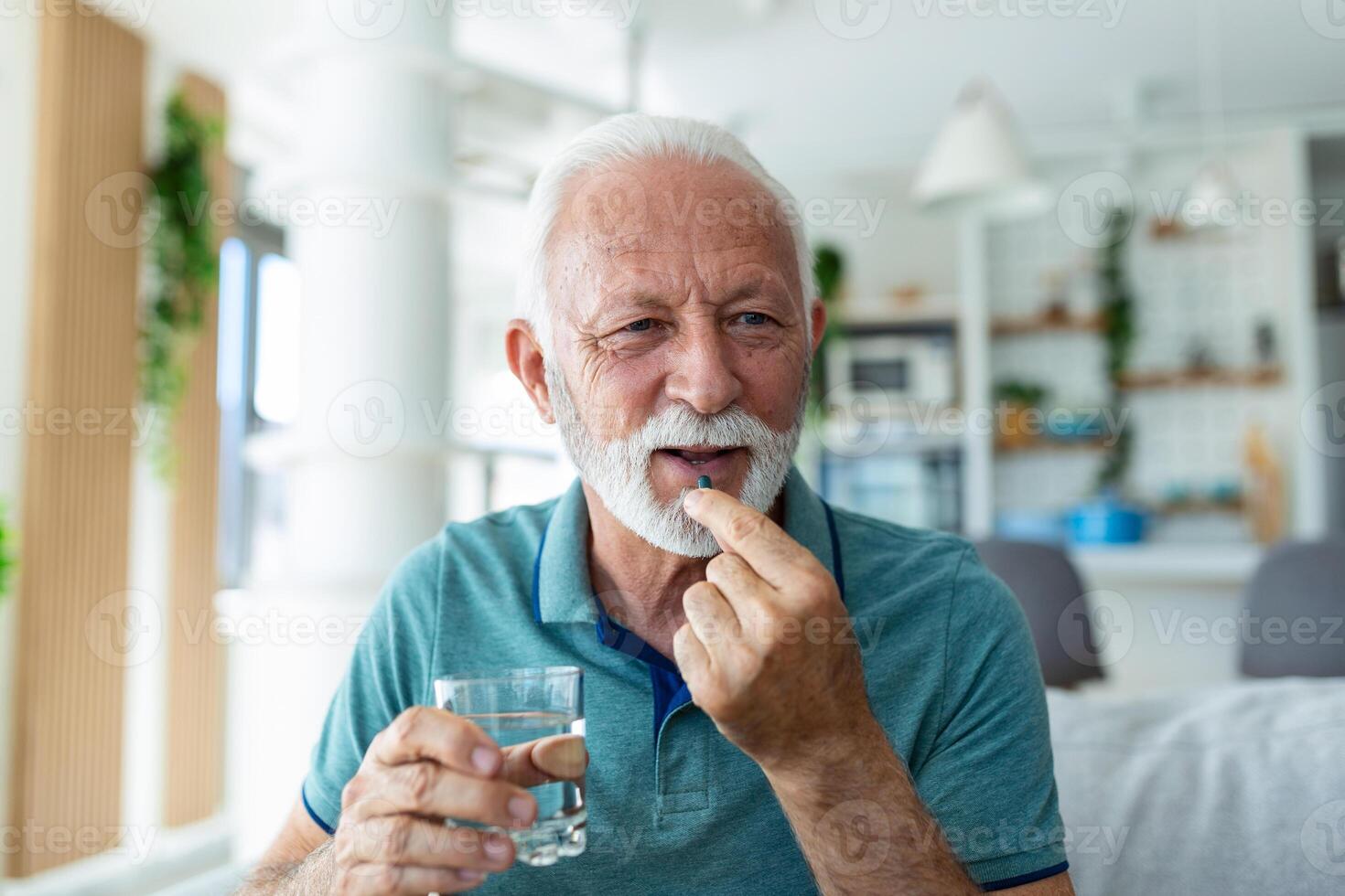 Senior Mann nimmt Pille mit Glas von Wasser im Hand. betont reifen Mann Trinken sediert Antidepressivum Medikamente. Mann fühlt sich deprimiert, nehmen Drogen. Medikamente beim Arbeit foto