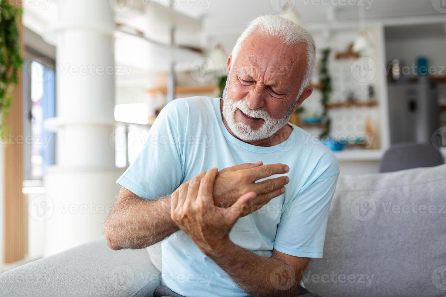 Alten Mann hat Schmerzen im Finger und Hände. alt Mann mit Finger Schmerz, Mann massieren seine arthritisch Hand und Handgelenk. foto