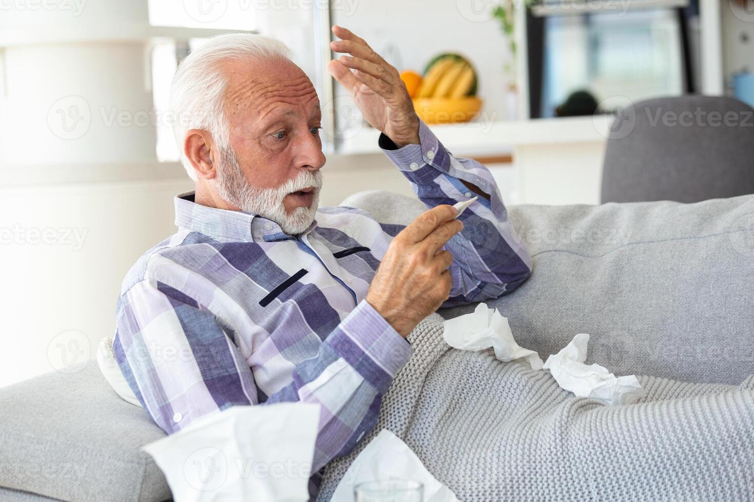 Neu Coronavirus covid-19 Ausbruch Situation mit Pandemie Epidemie Warnung - - Erwachsene kaukasisch Senior alt Mann mit Fieber Symptome mögen Krankheit kalt saisonal Grippe - - Menschen und Virus Konzept foto