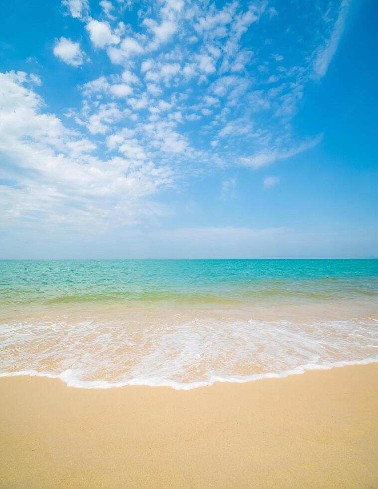 schön Horizont Landschaft Sommer- Panorama Vorderseite Aussicht Punkt tropisch Meer Strand Weiß Sand sauber und Blau Himmel Hintergrund Ruhe Natur Ozean schön Welle Wasser Reise beim sai Kaew Strand Thailand foto