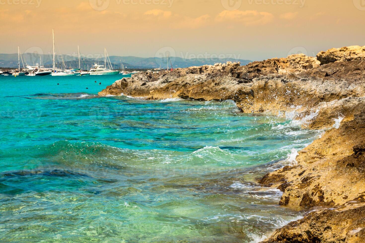 Formentera balearisch Insel Aussicht von Meer von das Westen Küste foto