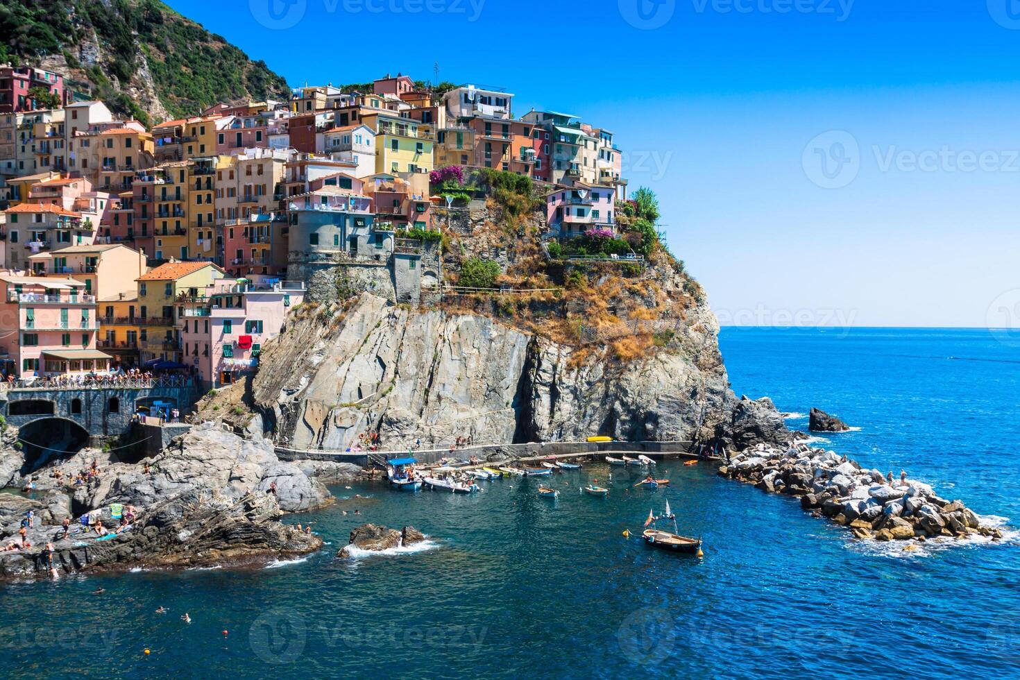 Dorf von Manarola mit Fähre, cinque Erde, Italien foto