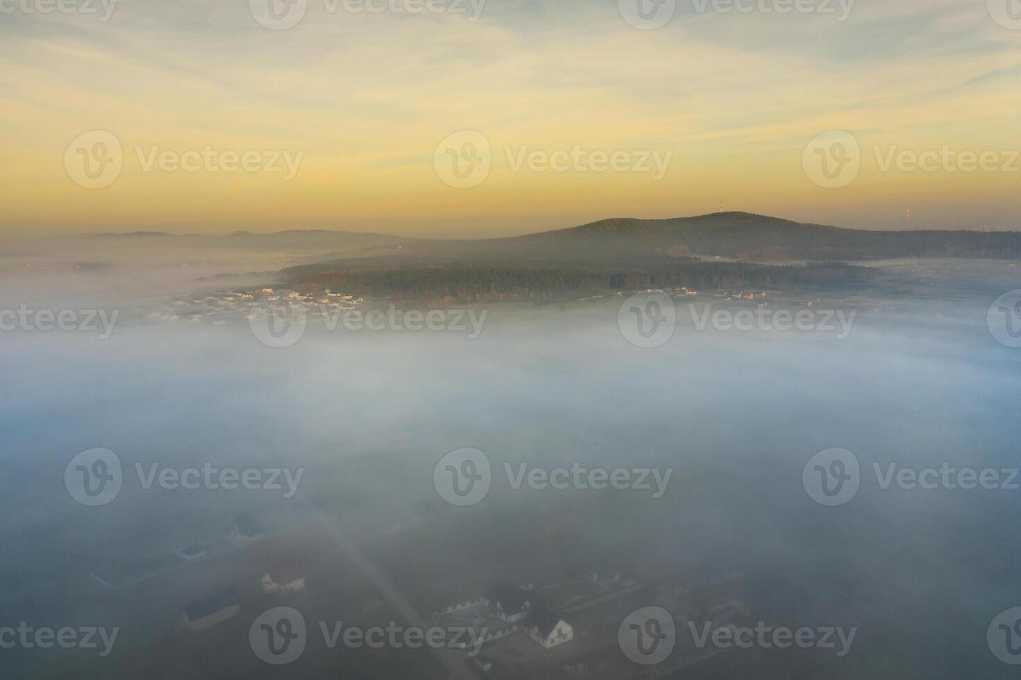 Antenne Aussicht von Morgen Nebel und Sonnenaufgang im Herbst foto