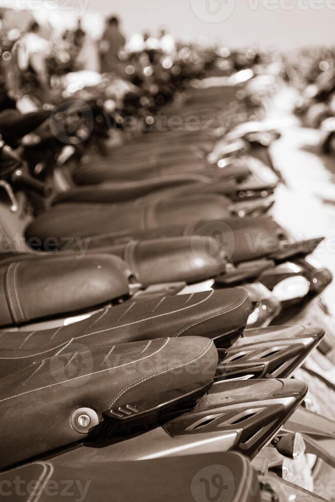 Reihe von Roller auf das Parkplatz, Formentera, Spanien foto