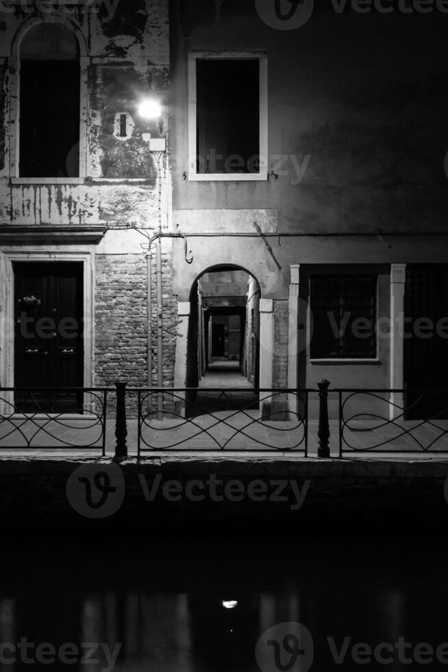 Blick in einen kleinen Kanal in Venedig bei Nacht foto