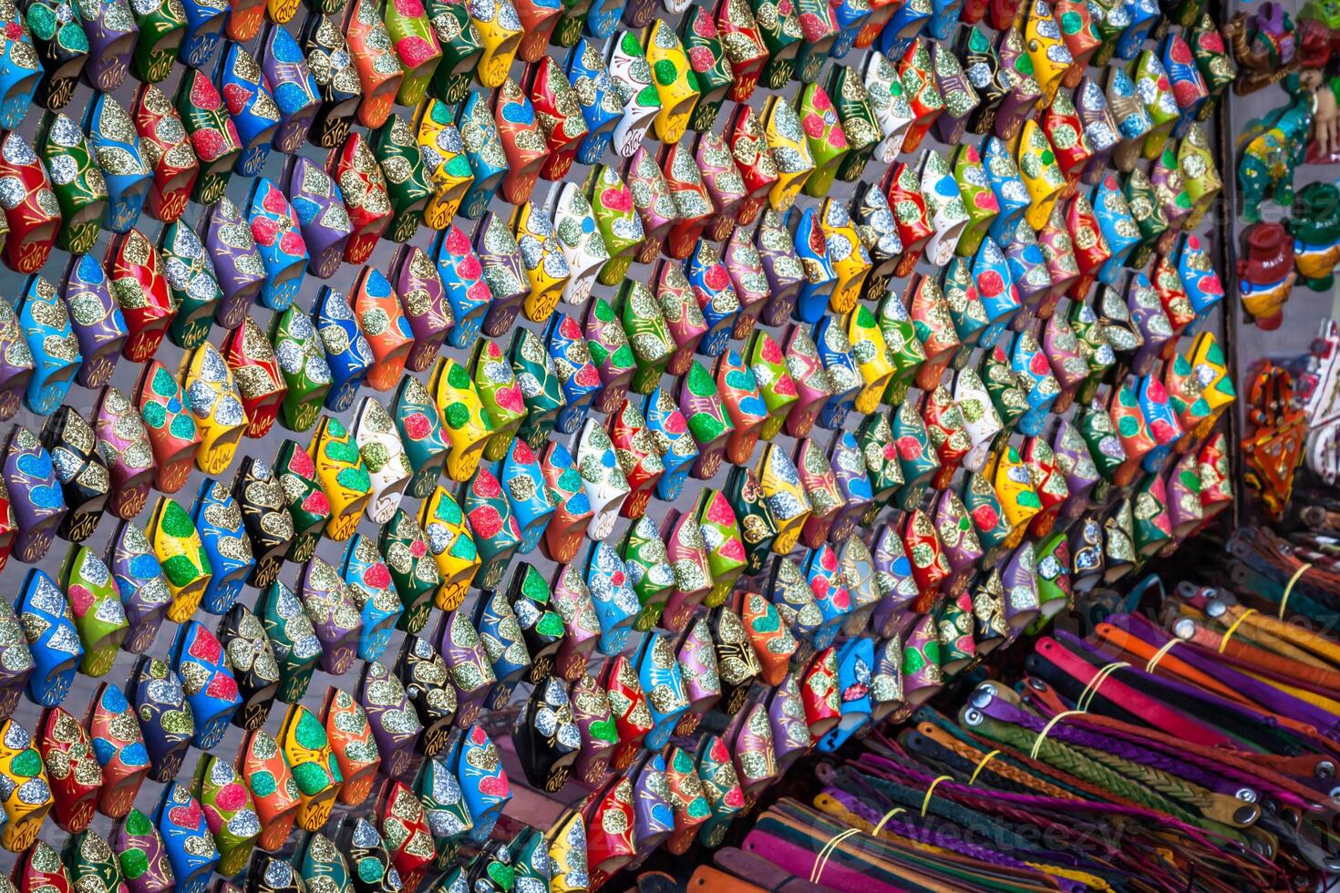 alt Medina Souk Fes, Handwerker Geschäft von bunt marokkanisch Leder, Fes, Marokko. foto