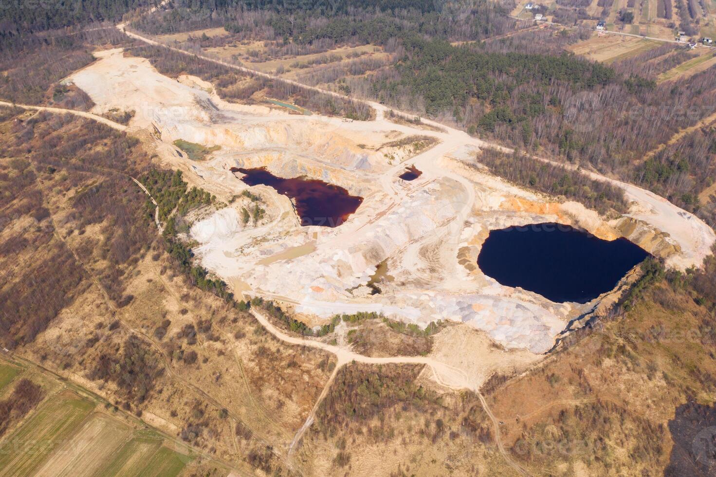 Antenne Aussicht zu das öffnen Bergwerk foto