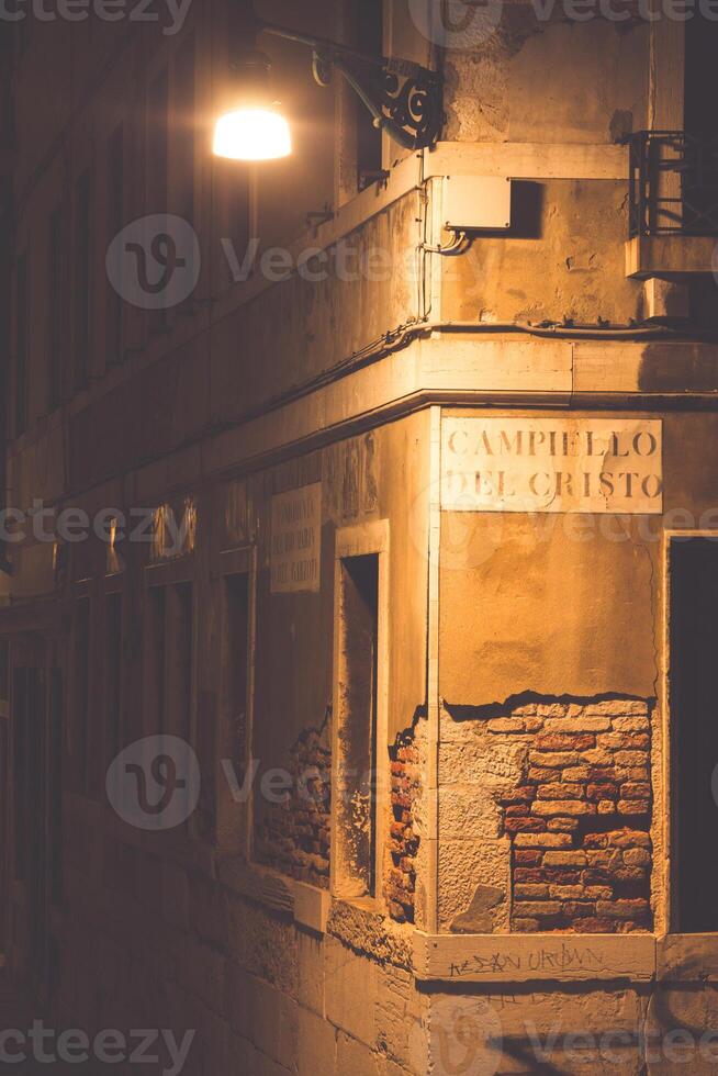 alt Stadt, Dorf im das Nacht Venedig, Italien foto