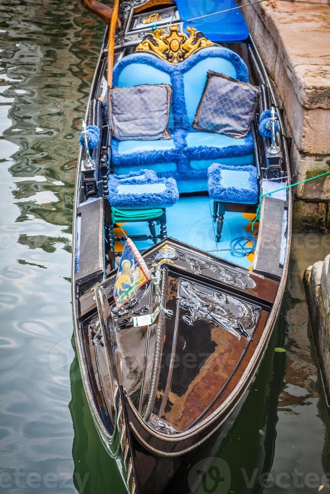 Gondel Bedienung auf das Kanal im Venedig, Italien foto