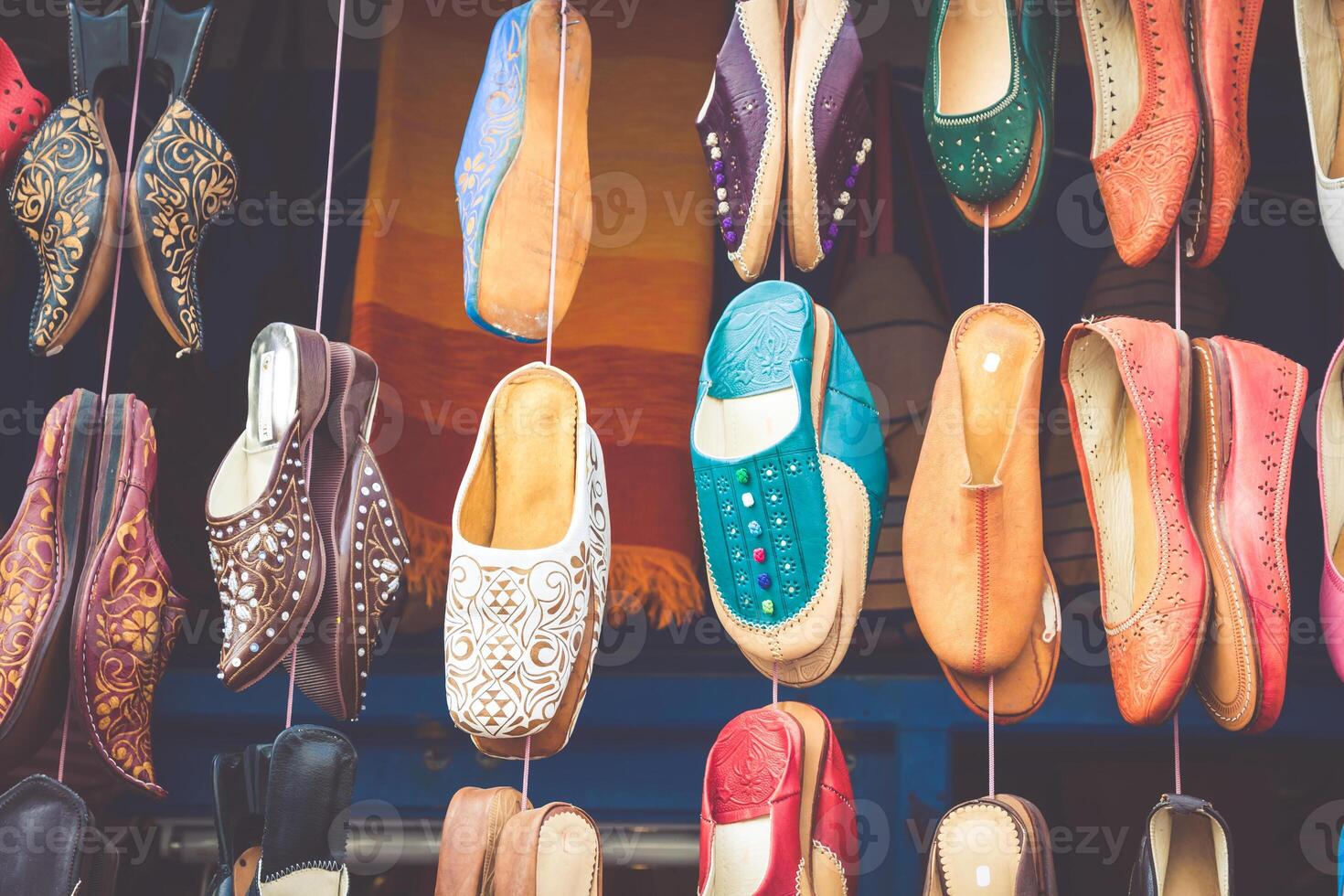 alt Medina Souk Fes, Handwerker Geschäft von bunt marokkanisch Leder, Fes, Marokko. foto