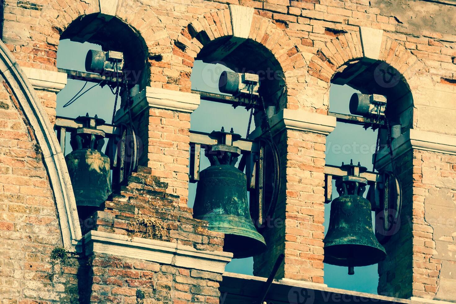 Glockenturm von ein venezianisch Kirche foto