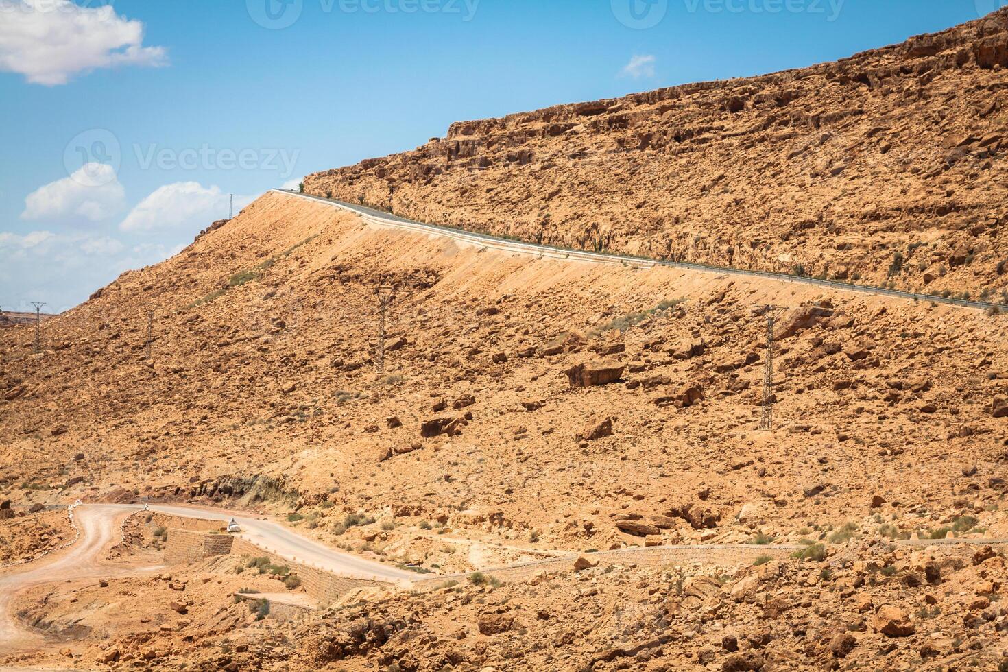 ein Dorf beim ein Oase beim das Unterseite von ein Schlucht im das Atlas Berge, Marokko foto