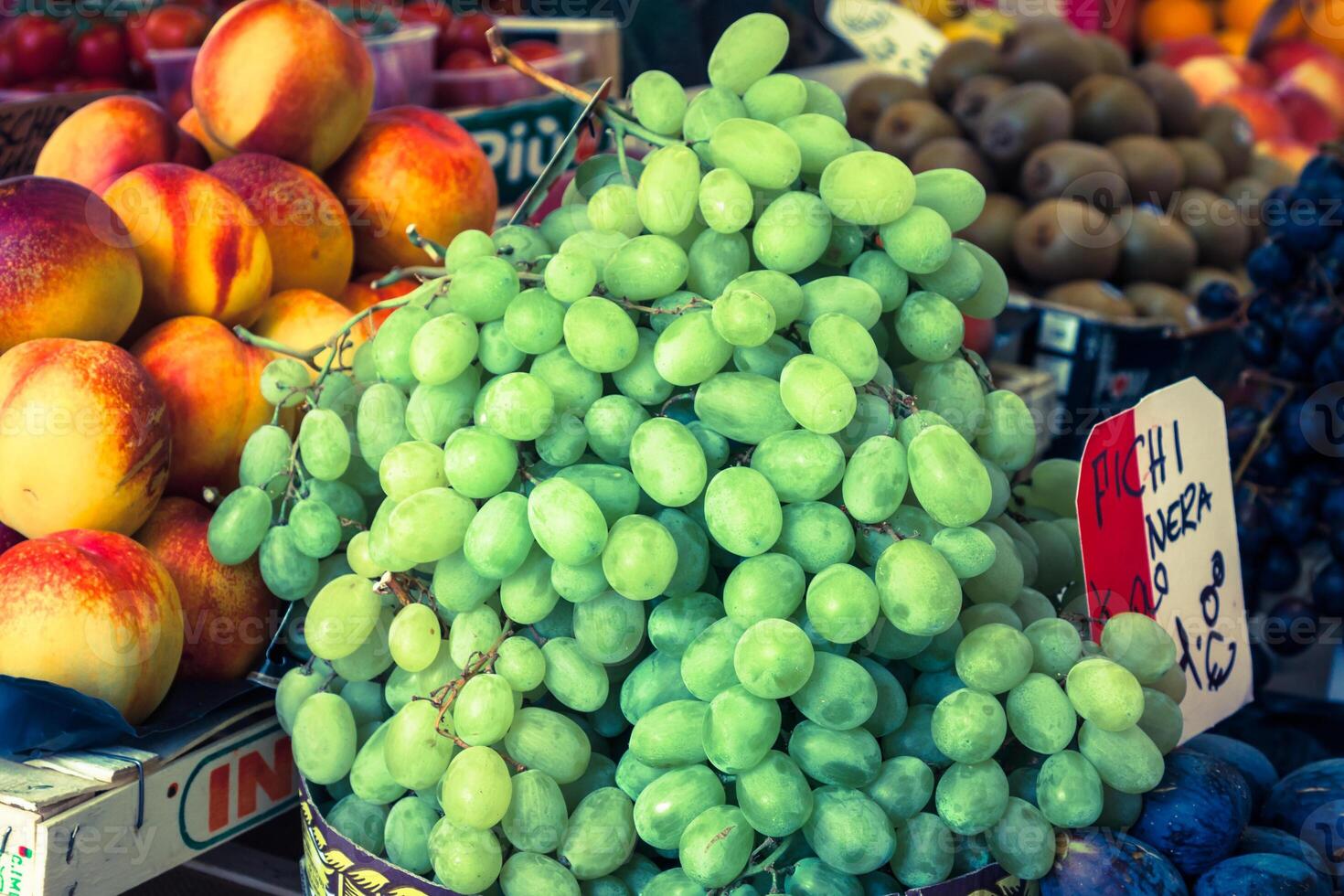 bunt Lebensmittel Marktplatz im Venedig, Italien. draussen Markt Stall mit Früchte und Gemüse. foto