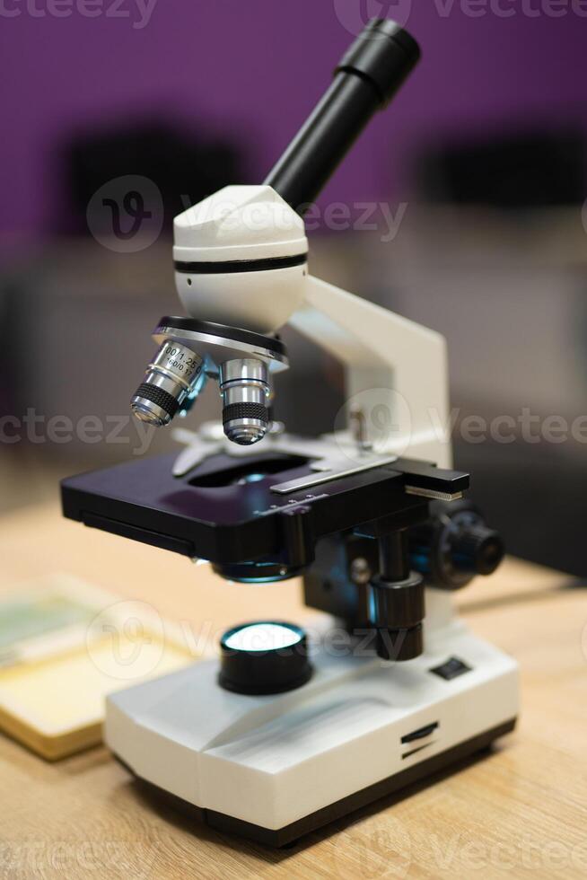 Fachmann Mikroskop im ein Schule Labor zum das Studie von Zellen und Bakterien foto