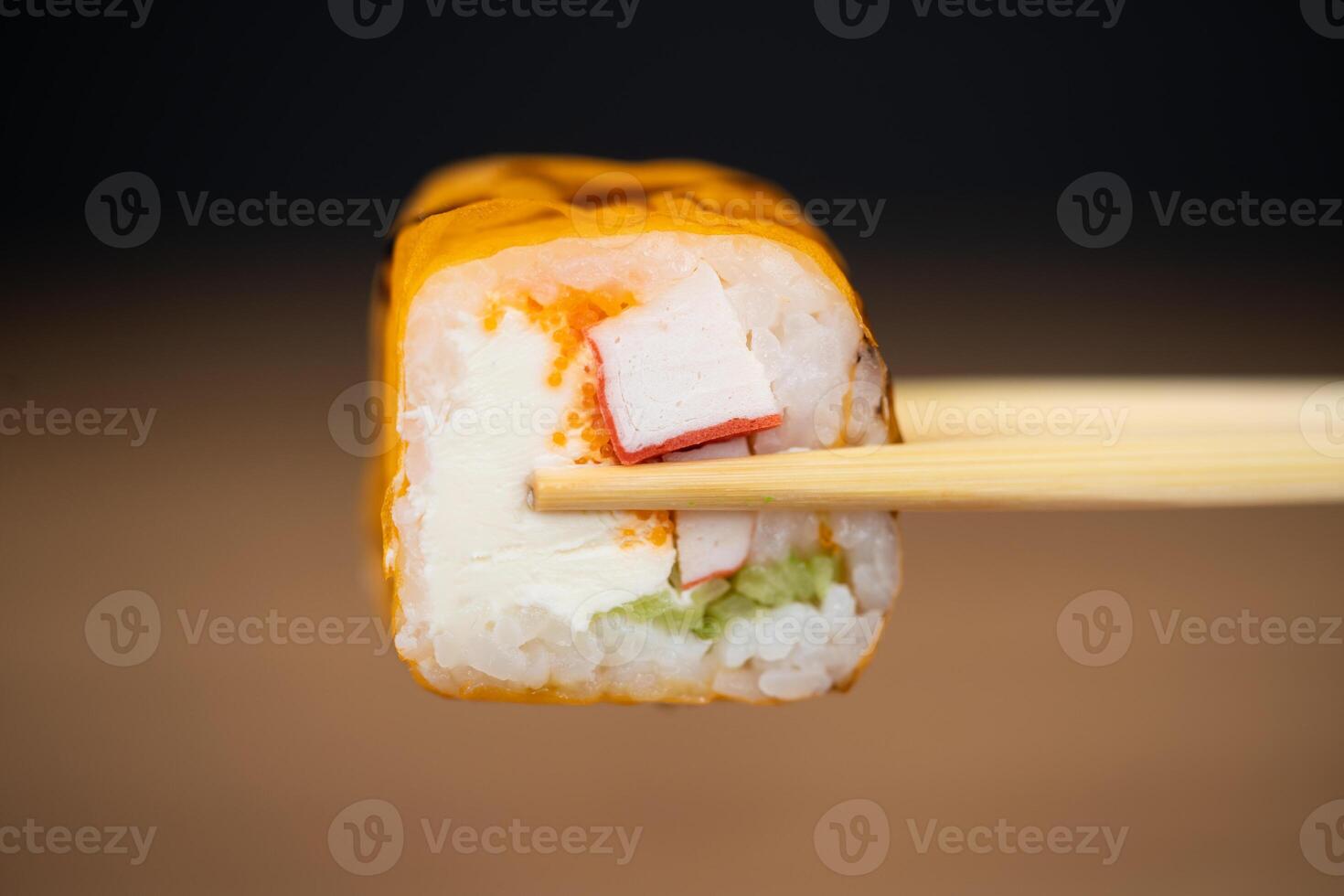 köstlich traditionell japanisch Sushi und Rollen auf ein Teller halten Essstäbchen foto