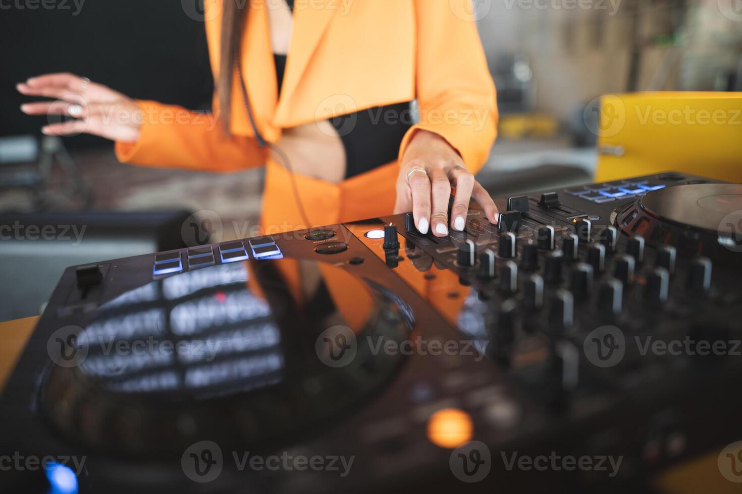 ein dj Theaterstücke Musik- auf ein Regler beim ein Party foto