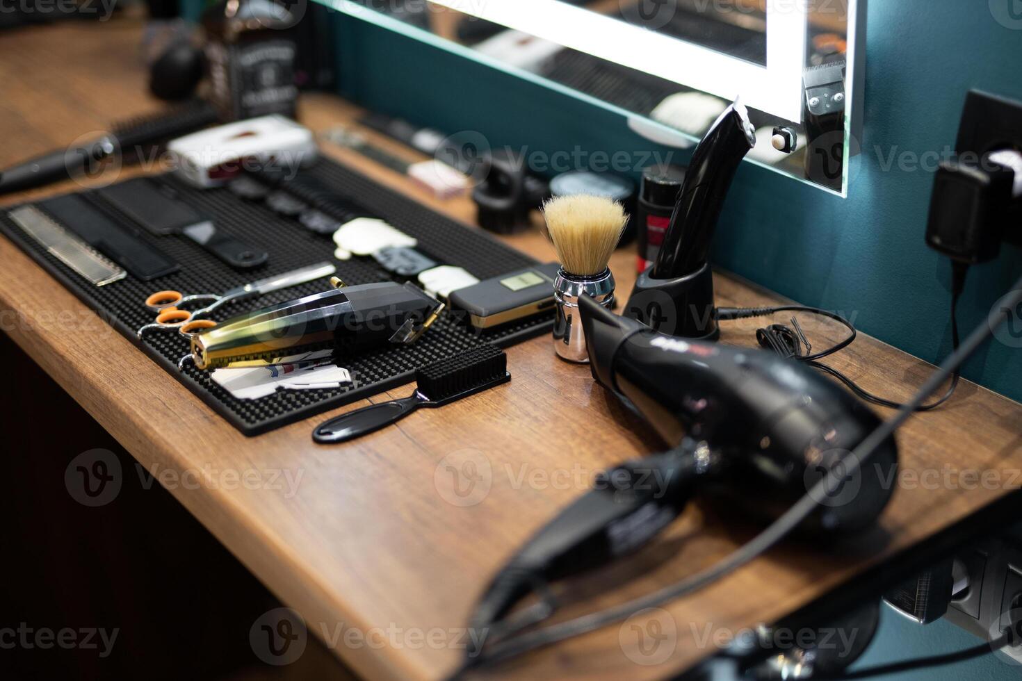 Fachmann Werkzeuge von ein Barbier im ein Herren Friseur foto