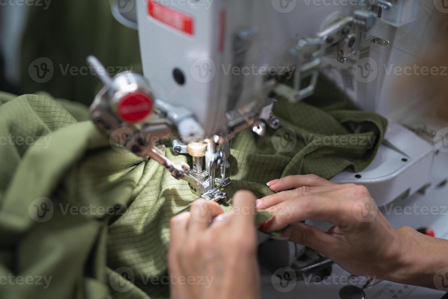 Arbeitskräfte im ein industriell Kleidungsstück Fabrik nähen Kleider auf Nähen Maschine foto