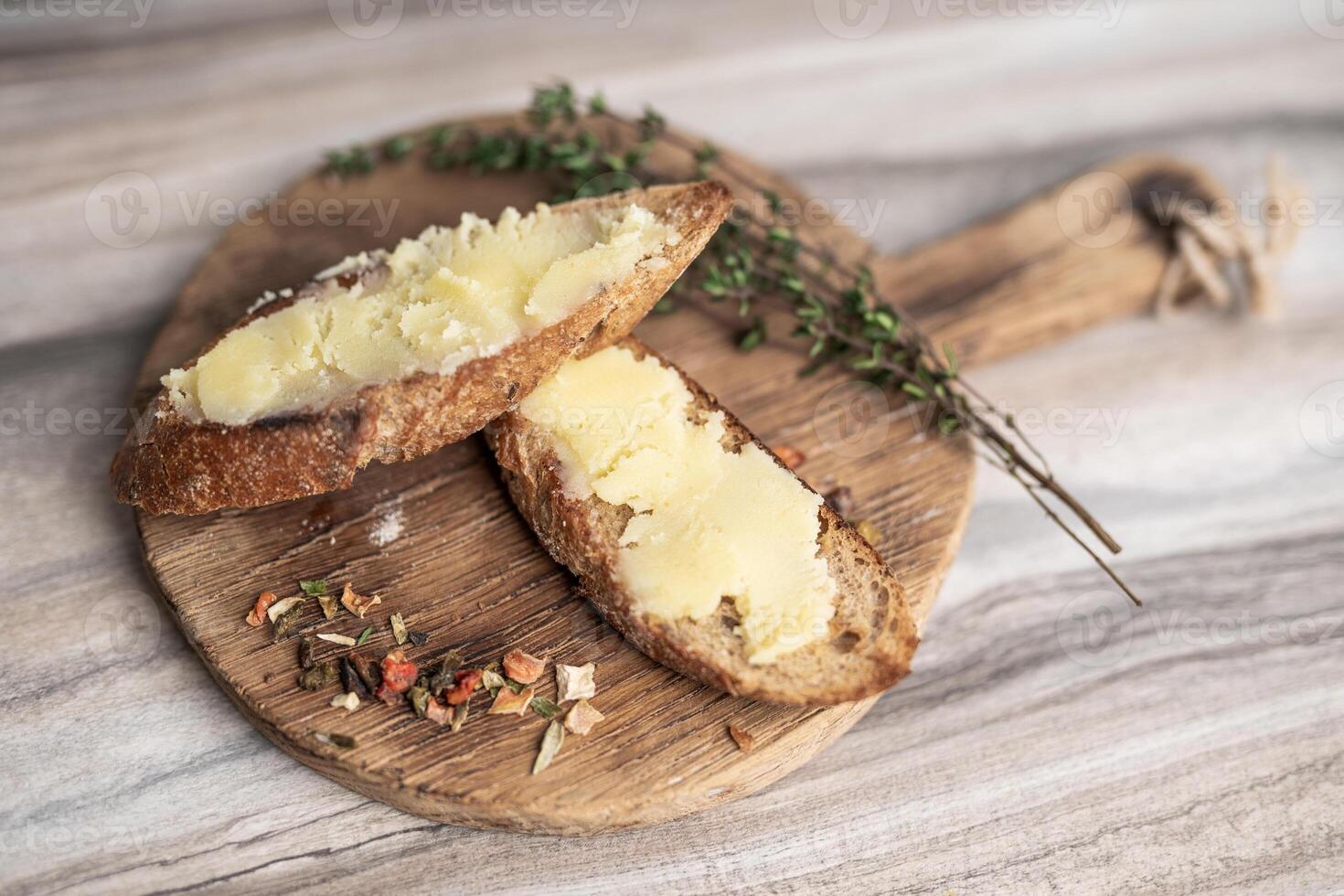 Frühstück von Sandwich mit Butter auf ein hölzern Tafel foto