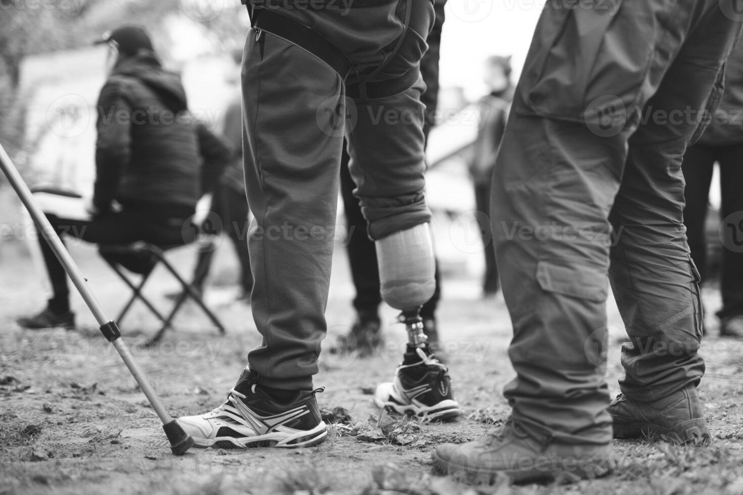 ein Person mit ein Amputation und ein Prothese Bein auf Krücken foto