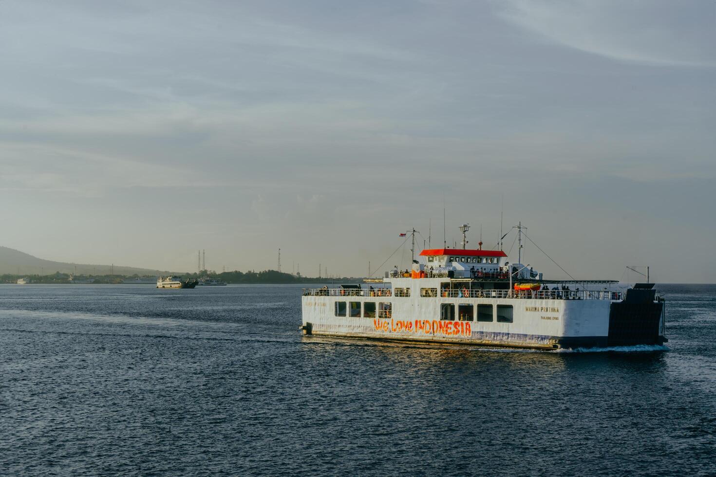 Fähre Kreuzung das bali Straße beim Sonnenaufgang. Passagier Transport Schiff. Sommer- und Frühling Urlaub Konzept. Öffentlichkeit Wasser Transport. foto