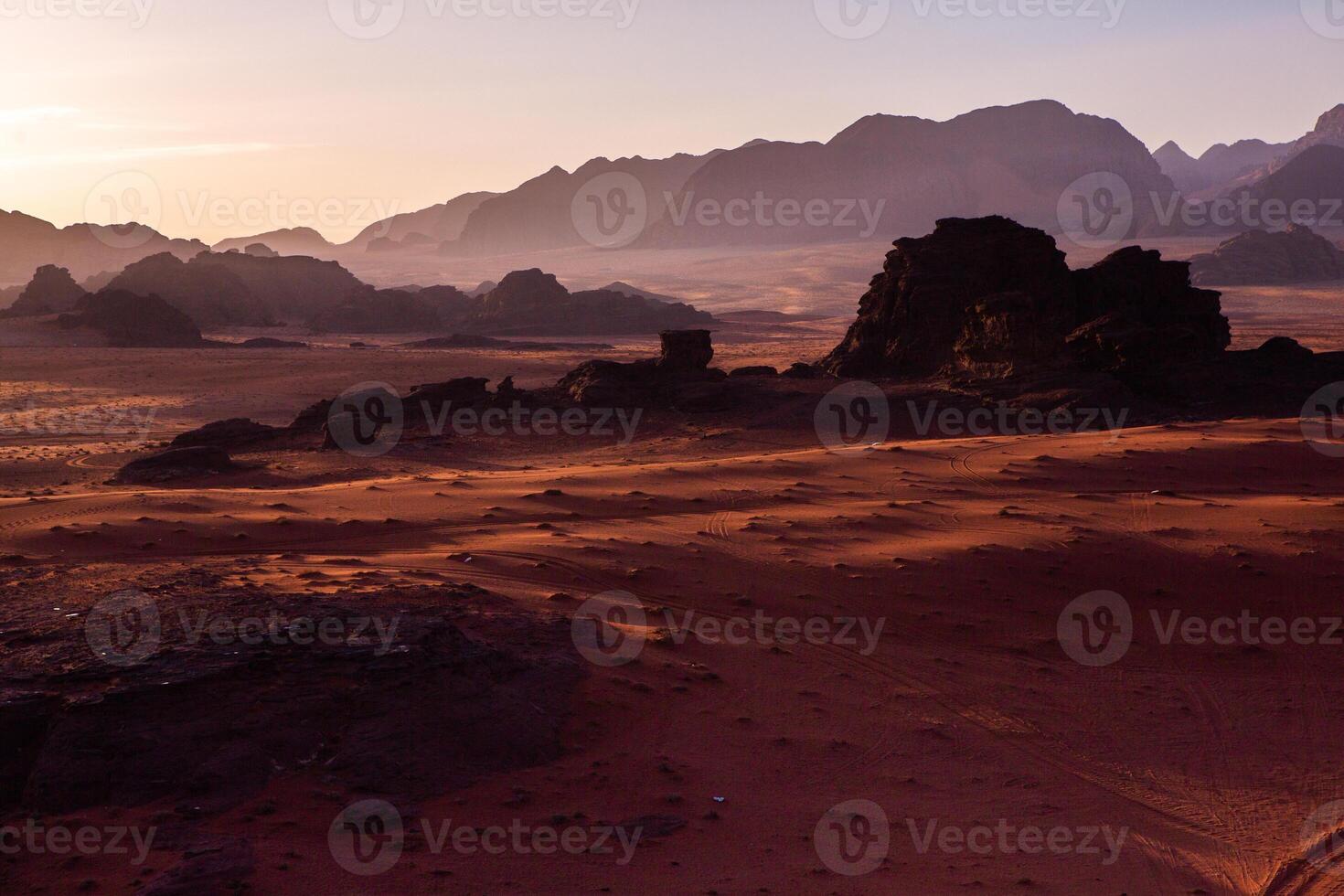 Wadi Rum Wüste im Jordanien. auf das Sonnenuntergang. Panorama von schön Sand Muster auf das Düne. Wüste Landschaft im Jordanien. foto
