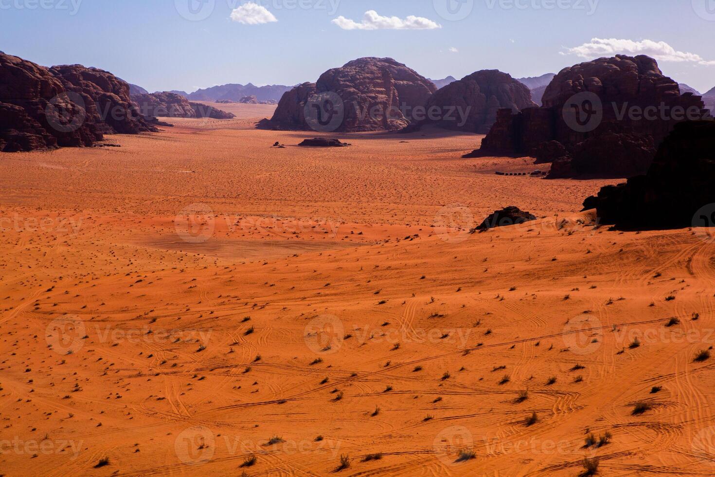 Wadi Rum Wüste im Jordanien. auf das Sonnenuntergang. Panorama von schön Sand Muster auf das Düne. Wüste Landschaft im Jordanien. foto