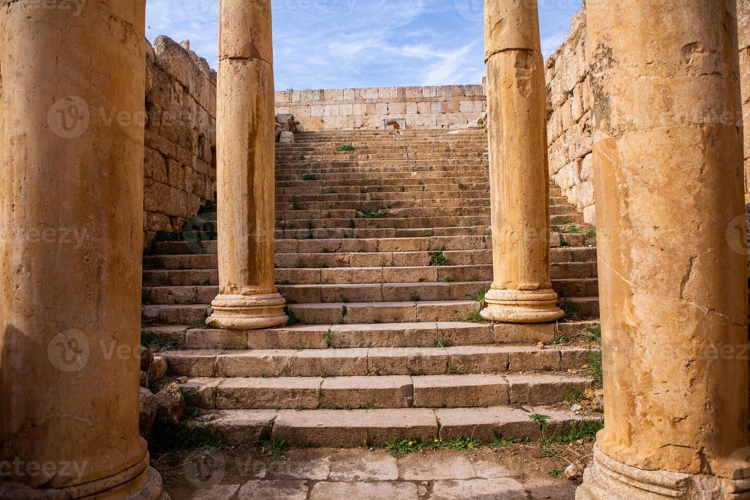 römisch Ruinen im das jordanisch Stadt von Jerash. das Ruinen von das ummauert griechisch-römisch Siedlung von gerasa gerade draußen das modern Stadt. das Jerash archäologisch Museum. foto