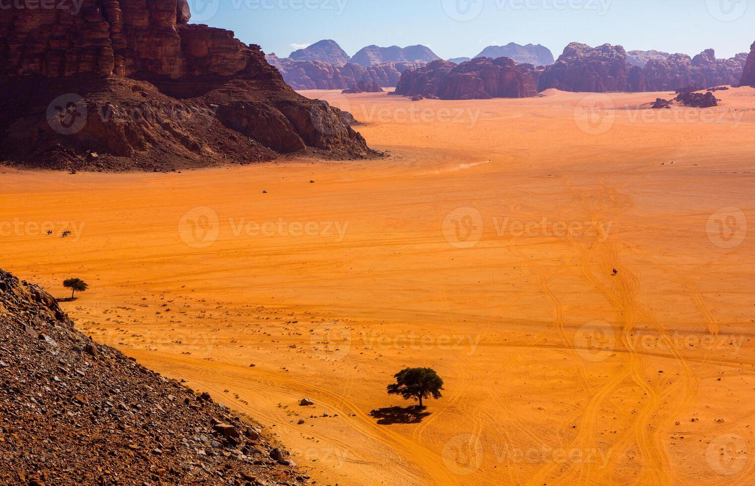 Wadi Rum Wüste im Jordanien. auf das Sonnenuntergang. Panorama von schön Sand Muster auf das Düne. Wüste Landschaft im Jordanien. foto