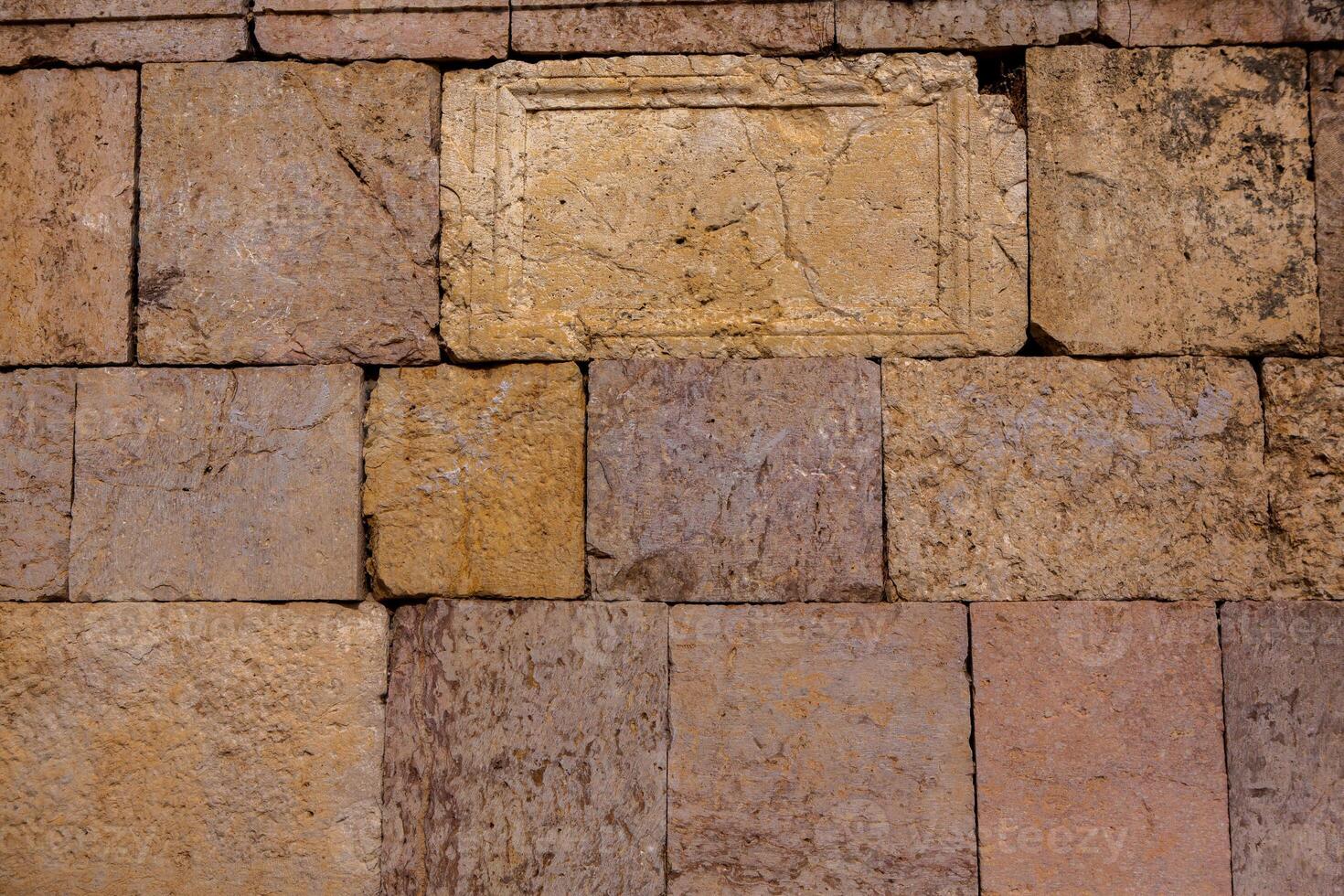 römisch Ruinen im das jordanisch Stadt von Jerash. das Ruinen von das ummauert griechisch-römisch Siedlung von gerasa gerade draußen das modern Stadt. das Jerash archäologisch Museum. foto