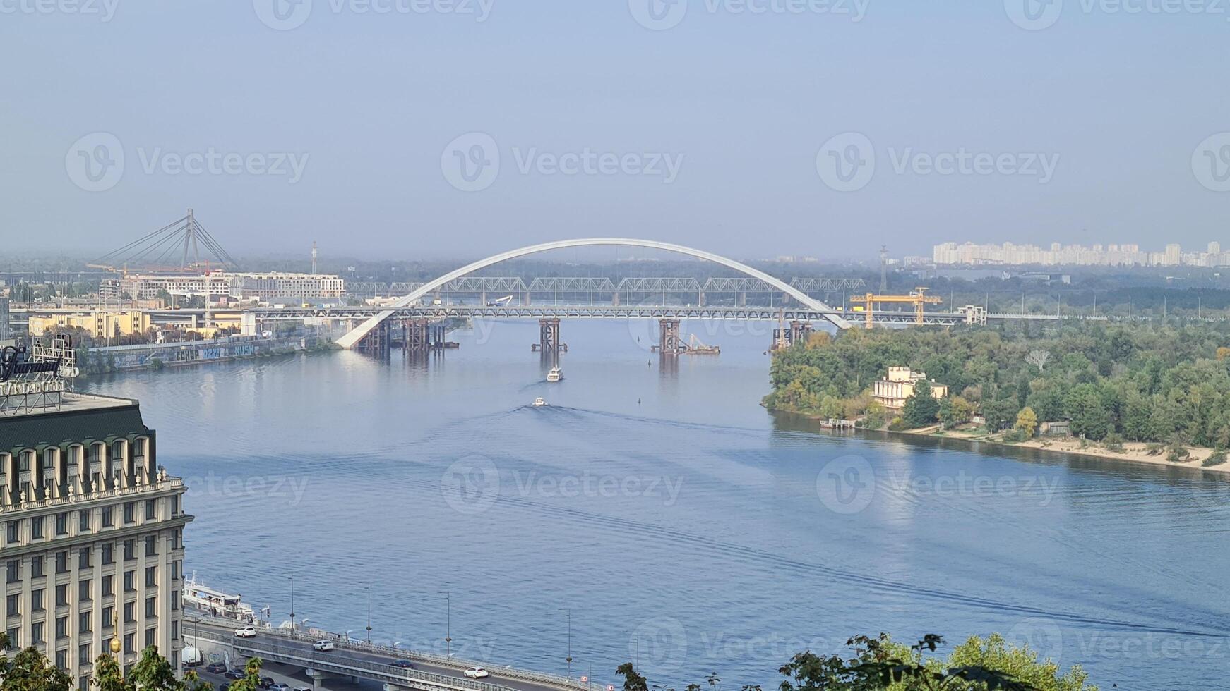 Panorama von das Dnjepr Fluss, ein gehen um Kiew, das Hauptstadt von Ukraine foto