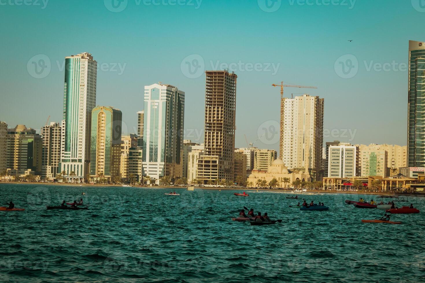 Sharjah Stadt, Aussicht von das modern Stadt, Möwen im das Stadt foto