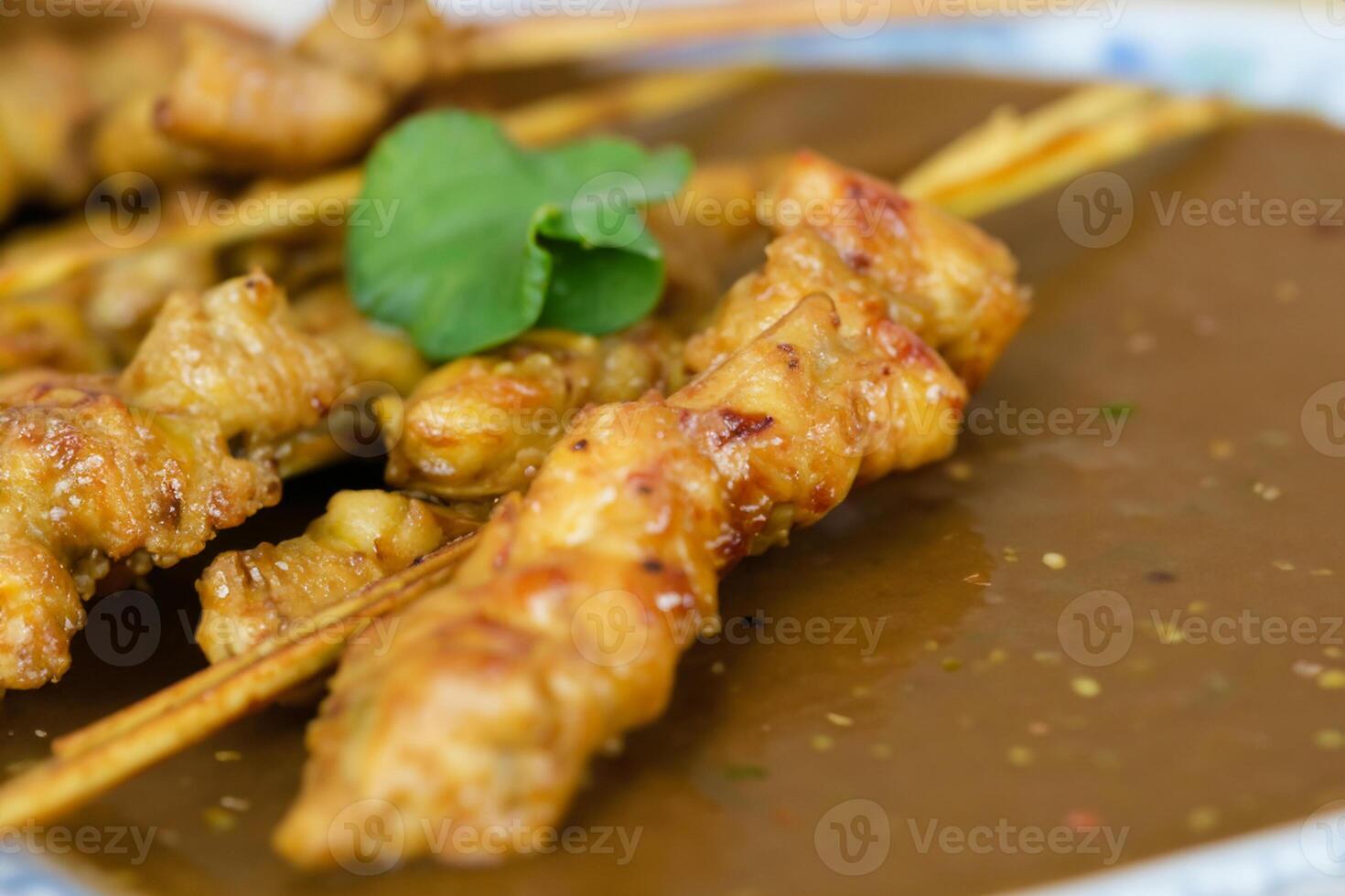 hingeben im das Schönheit von schön satay, wo Spieße von mariniert Freude sind gegrillt zu golden Perfektion, Angebot ein Symphonie von Geschmack im jeder beissen, ein kulinarisch Kunst zu genießen foto