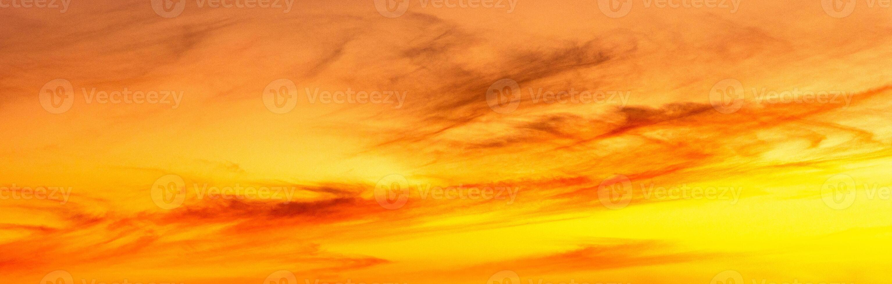golden Himmel das golden Orange glühen von das Sonnenuntergang. bunt Himmel im Winter. foto