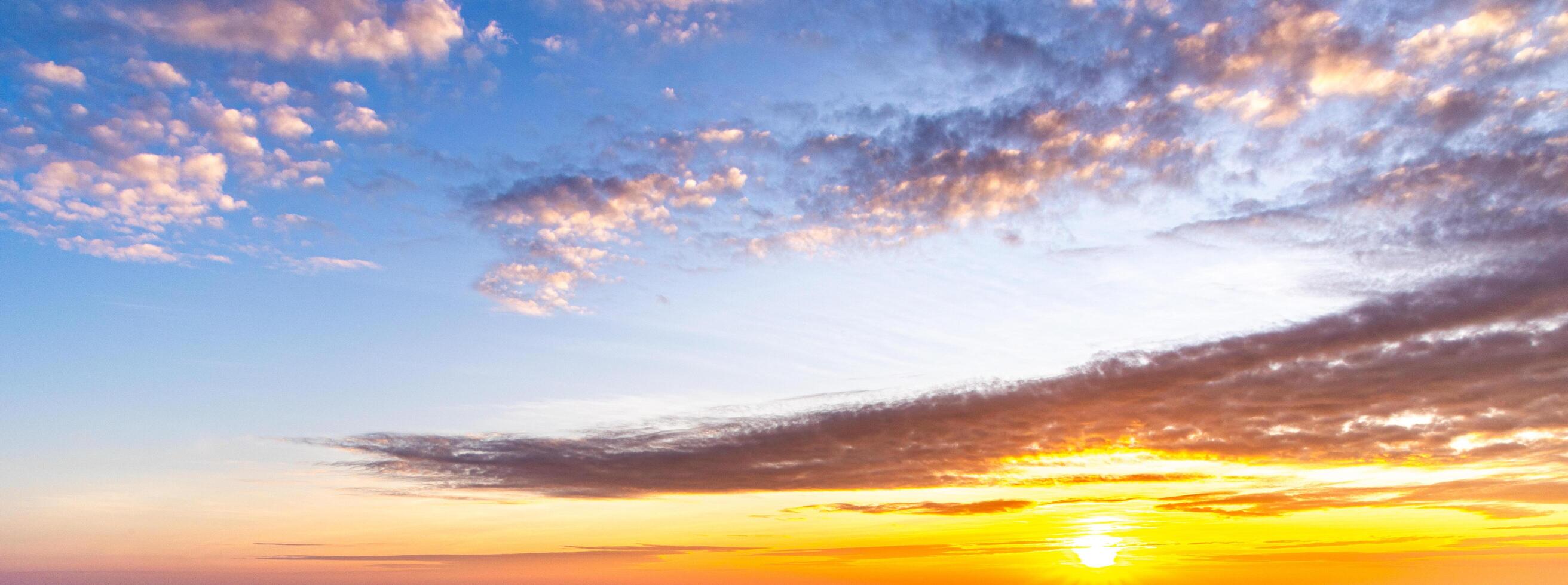 Blau Himmel Morgen Himmel auf ein Winter Morgen. foto