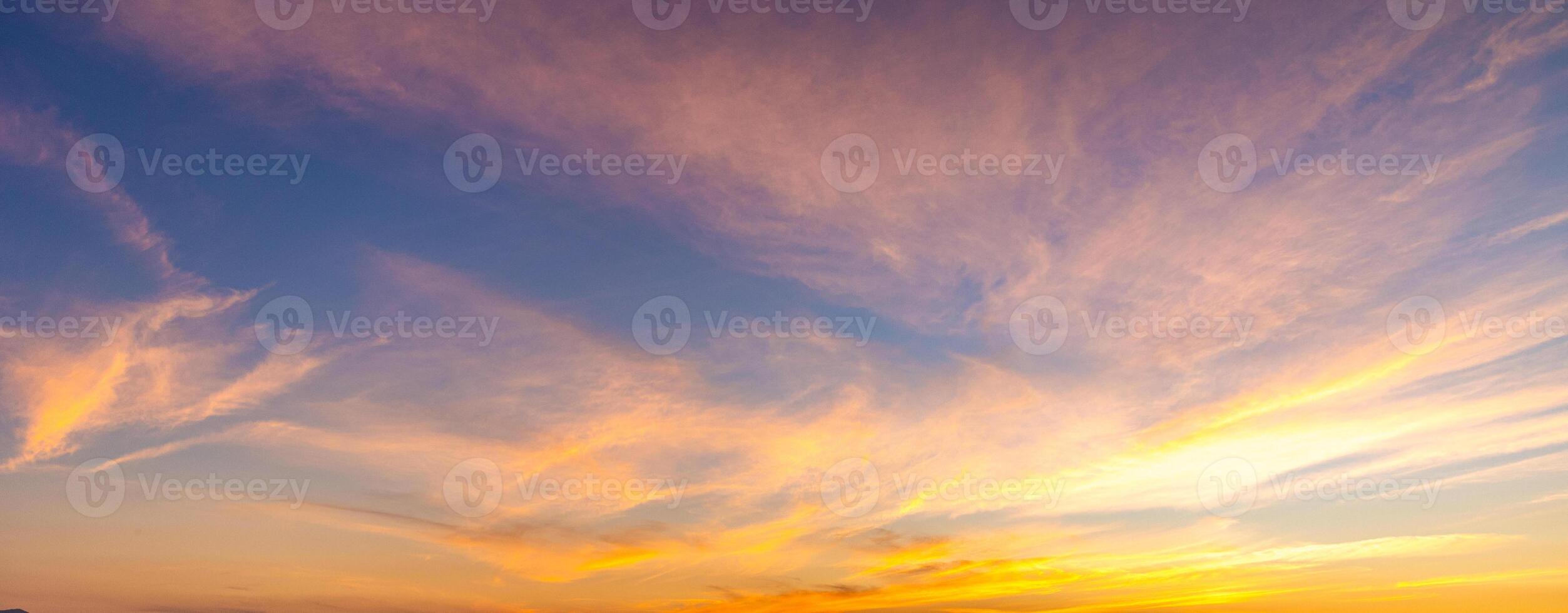 golden Himmel das golden Orange glühen von das Sonnenuntergang. bunt Himmel im Winter. foto