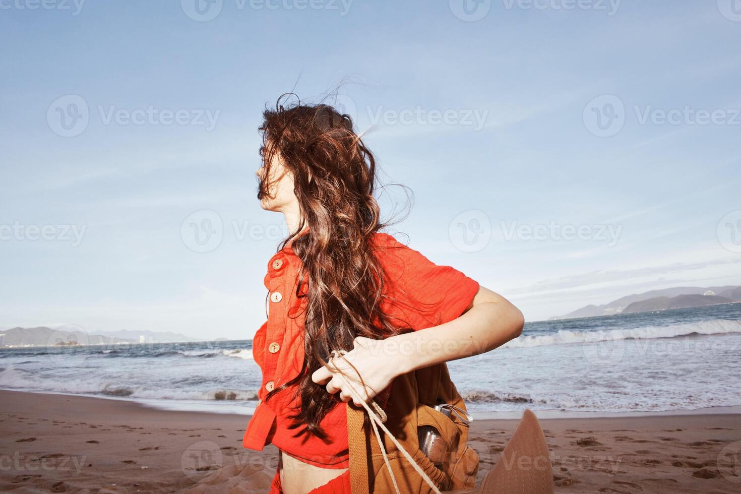 froh Frau lächelnd mit Freiheit auf ein sonnig Strand, Umarmen der Natur Schönheit foto