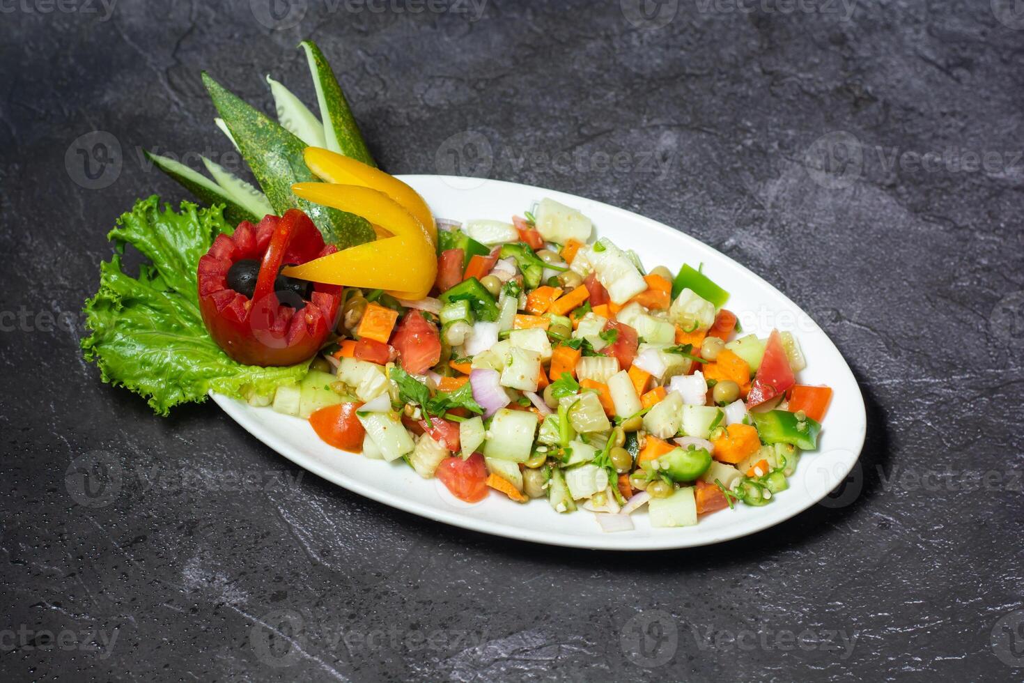 frisch Grün Salat mit Gurke, Tomate, Zwiebel, Karotte serviert im Gericht isoliert auf grau Hintergrund oben Aussicht von indisch und Bangladesch Essen foto
