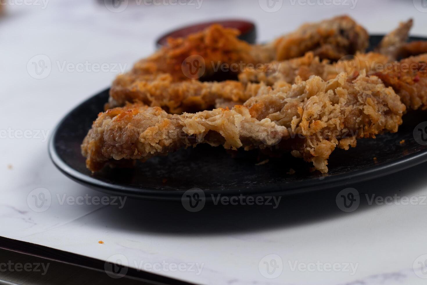 knusprig Hähnchen Flügel mit Tomate Soße und Mayo tauchen isoliert auf Schneiden Tafel Seite Aussicht von Fast Food foto