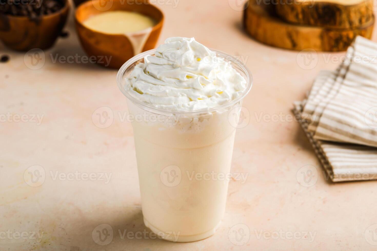 Vanille Milchshake mit Sahne serviert im Glas isoliert auf Tabelle oben Aussicht gesund Morgen trinken foto