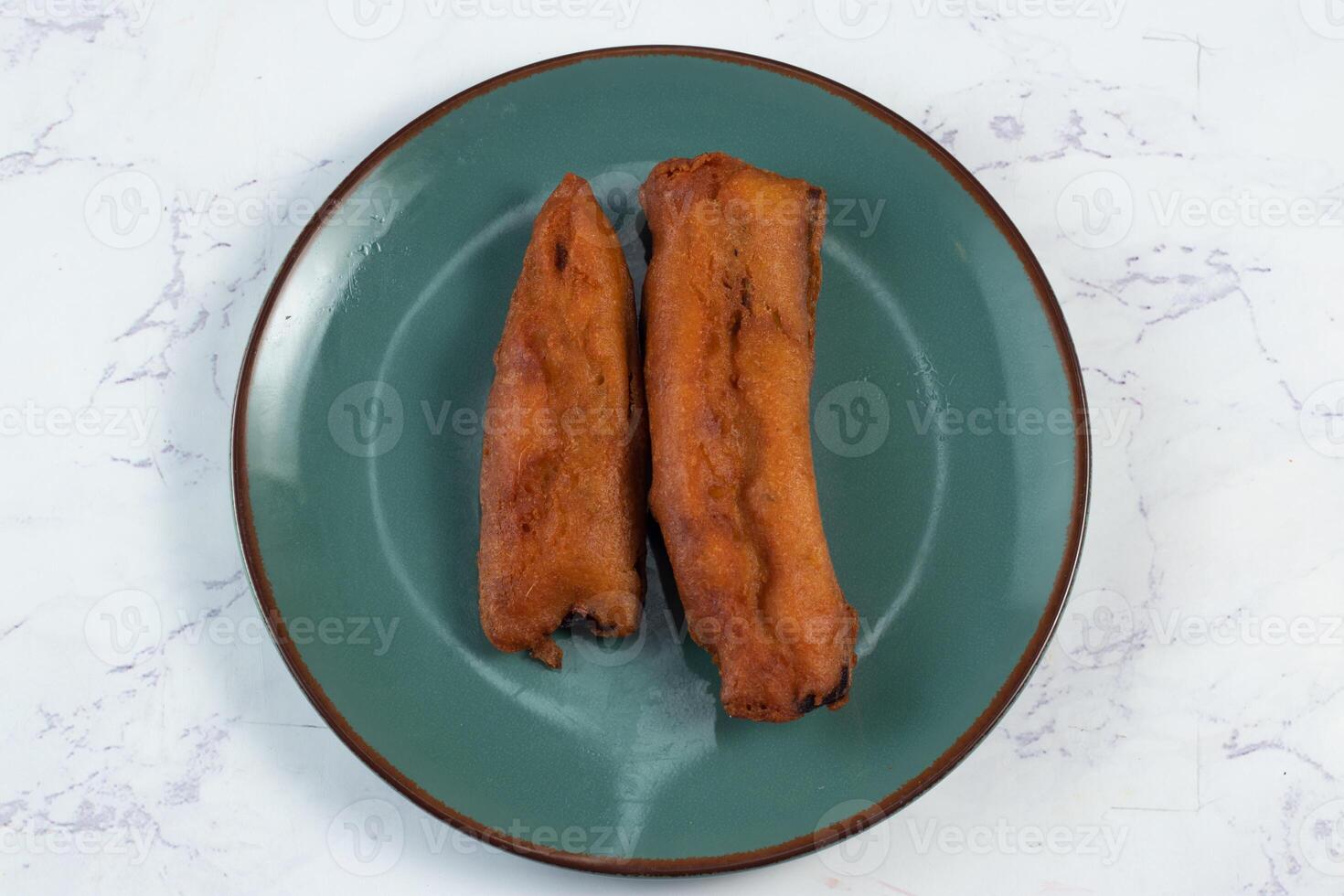 tief gebraten Aubergine pakora oder begonneni serviert im ein Gericht isoliert auf Hintergrund oben Aussicht von indisch und Bengali Essen foto