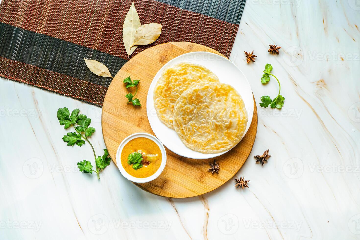 kurz brot, Roti, prata, und Paratha mit Soße serviert im Gericht isoliert auf hölzern Tafel oben Aussicht auf Marmor Hintergrund Hong kong Essen foto