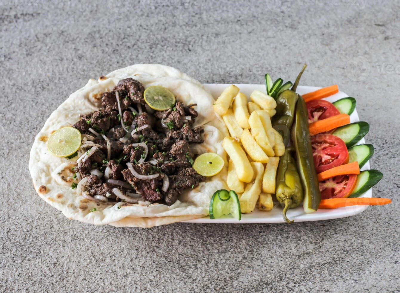 Lamm Döner Teller mit Französisch Fritten und Salat serviert im Gericht isoliert auf Hintergrund oben Aussicht von schnell Essen foto