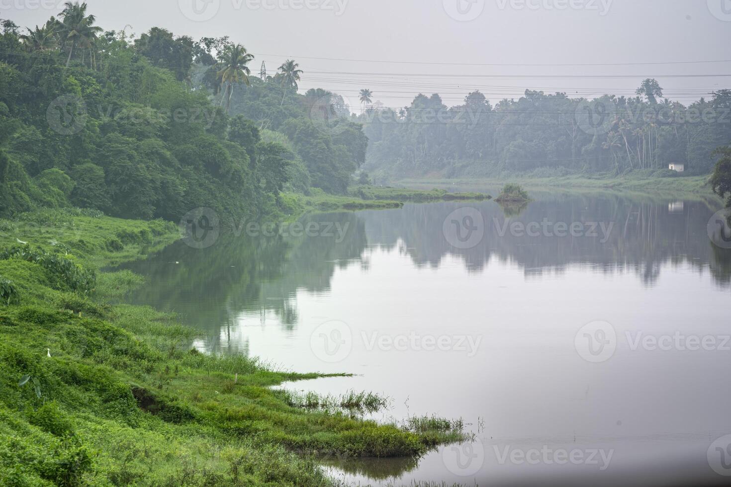 ein Landschaft Aussicht von ein Ruhe Fluss mit Grün Bäume und Berg im Indien foto