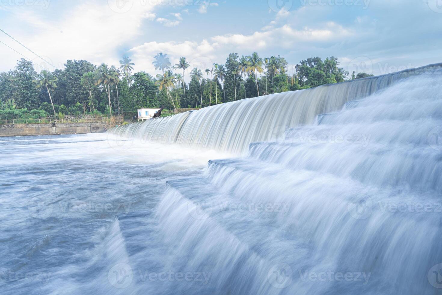 ein schön Aussicht von ein Wasserfall von ein prüfen Damm im Kerala, Indien. foto