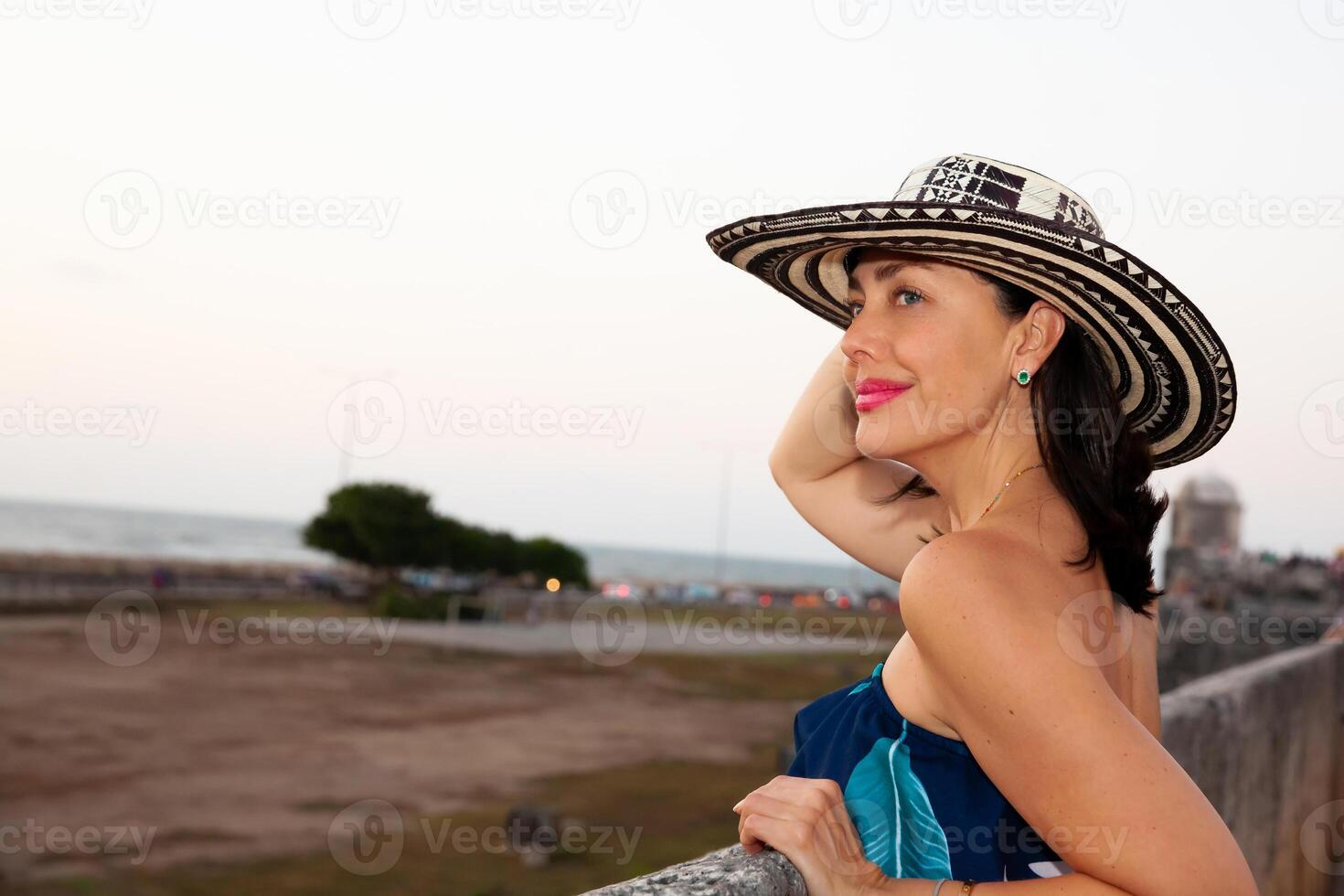 schön Frau tragen das traditionell kolumbianisch Hut namens Sombrero vueltiao beim das historisch Wände von Cartagena de Indien foto