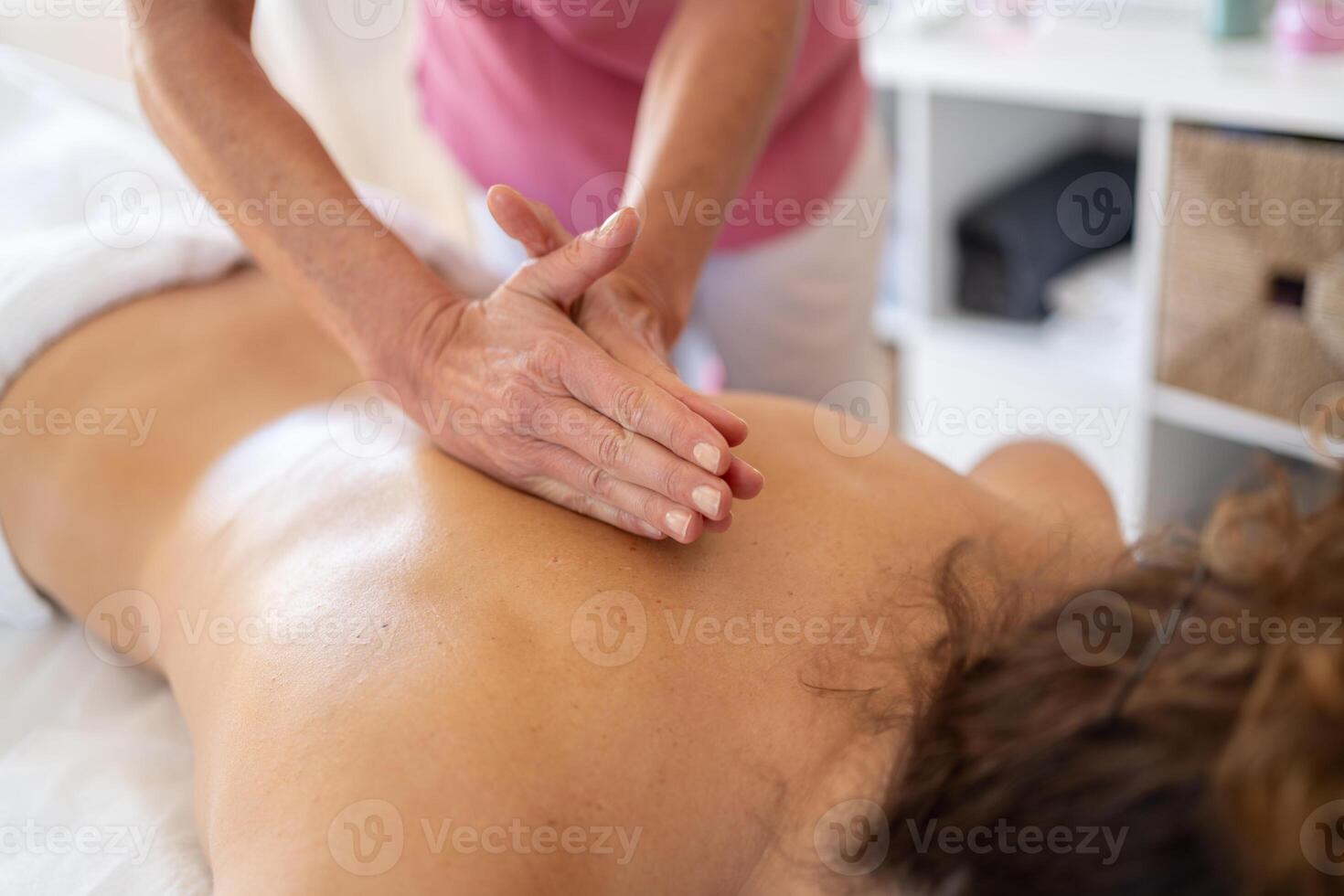 Ernte Fachmann Masseuse tun Massage mit Hände umklammert foto